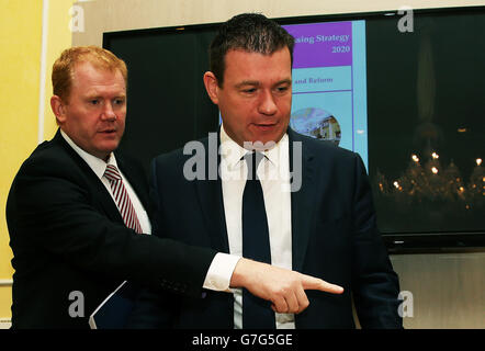 Le ministre de l'Environnement, Alan Kelly (à droite), et le ministre d'État au ministère de l'Environnement, M. Paudie Coffey, lors du lancement de la Stratégie de logement social à la maison personnalisée, à Dublin. Banque D'Images