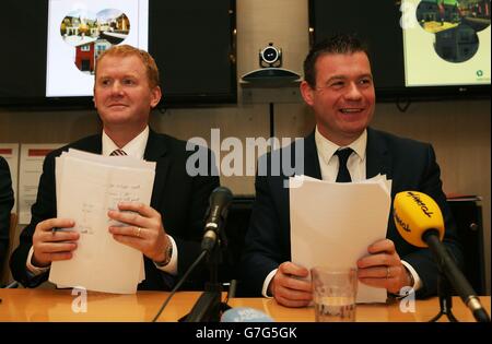 Le ministre de l'Environnement, Alan Kelly (à droite), et le ministre d'État au ministère de l'Environnement, M. Paudie Coffey, lors du lancement de la Stratégie de logement social à la maison personnalisée, à Dublin. Banque D'Images