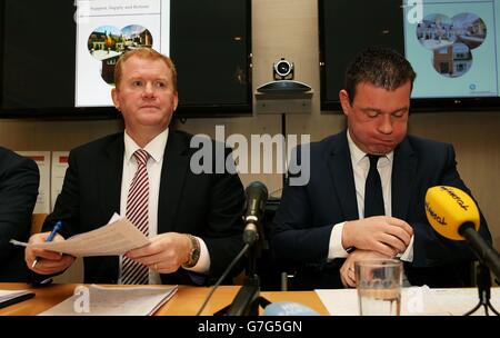 Le ministre de l'Environnement, Alan Kelly (à droite), et le ministre d'État au ministère de l'Environnement, M. Paudie Coffey, lors du lancement de la Stratégie de logement social à la maison personnalisée, à Dublin. Banque D'Images