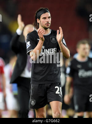 George Boyd de Burnley applaudit les fans à la fin du match. Banque D'Images