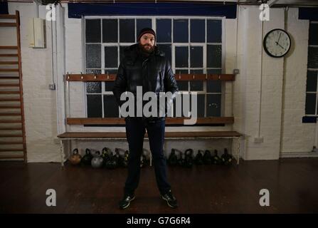 Tyson Fury, boxeur lourd, pose pour le photographe lors d'un entraînement médiatique au Peacock Gym, Londres. Banque D'Images