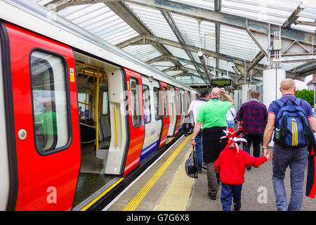 Passagers débarqués le tube à Wembley Park Middlesex Banque D'Images