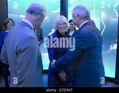 Le Prince de Galles (à gauche) regarde alors que la duchesse de Cornwall est accueillie par le présentateur de télévision Eamonn Holmes (à droite) lors de leur visite à la chaîne de télévision britannique Sky à Londres. Banque D'Images