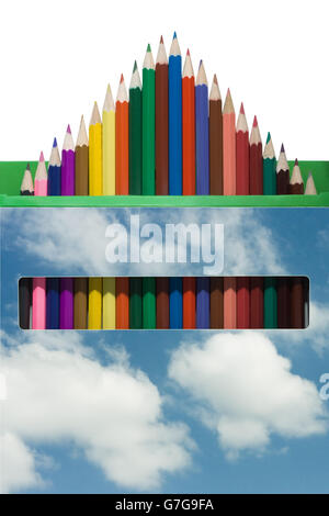 Un ensemble de crayons de couleur, sortit une boîte en forme de triangle sur un fond blanc Banque D'Images