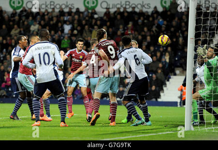 Soccer - Barclays Premier League - West Bromwich Albion / West Ham United - The Hawthorns.James Tomkins (au centre à gauche), de West Ham United, marque son deuxième objectif du match Banque D'Images