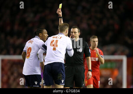 L'arbitre Kevin ami montre Matthew Mills de Bolton Wanderers le carton jaune après qu'il ait déposé Raheem Sterling de Liverpool lors du match de la FA Cup du quatrième tour à Anfield, Liverpool. Banque D'Images