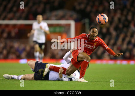 Matthew Mills de Bolton Wanderers fait tomber Raheem Sterling de Liverpool (à droite) alors qu'ils se battent pour le ballon lors du match du quatrième tour de la FA Cup à Anfield, Liverpool. Banque D'Images