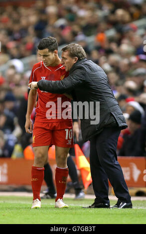 Brendan Rodgers, directeur de Liverpool, parle avec Philippe Coutinho (à gauche) lors d'une pause dans le jeu lors du match de la quatrième ronde de la coupe FA à Anfield, Liverpool. Banque D'Images