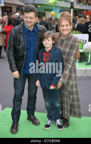 Andy Serkis, Lorraine Ashbourne et son fils Louis assistent à la première européenne de Shaun The Sheep the Movie à vue Leicester Square, dans le centre de Londres. Banque D'Images