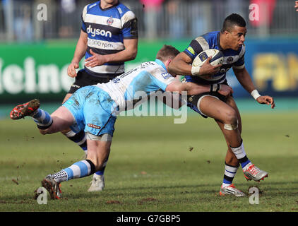 Rugby Union - Champions Cup - Pool four - Bath Rugby / Glasow Warriors - terrain de loisirs.Anthony Watson de Bath est affronté par Finn Russell de Glasgow lors de la coupe des champions, le match Pool four au terrain de loisirs de Bath. Banque D'Images