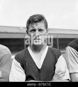 Football - League Division One - Burnley FC Photocall - Turf Moor.Burnley à l'extérieur, à droite, Ian Towers. Banque D'Images