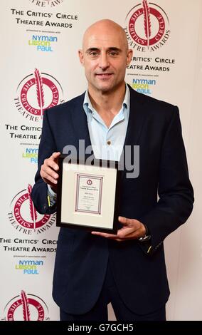 Mark Strong remporte le prix du meilleur acteur aux critiques du Circle Theatre, au Prince of Wales Theatre de Londres. Banque D'Images