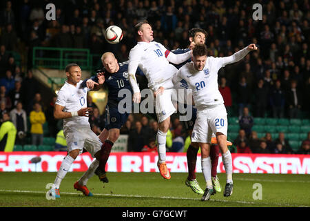 Wayne Rooney (au centre) en Angleterre et Charlie Mulgrew (deuxième à droite) en Écosse se battent pour une balle dans les airs pendant l'International friendly au Celtic Park, Glasgow. APPUYEZ SUR ASSOCIATION photo. Date de la photo: Mardi 18 novembre 2014. Voir PA Story FOOTBALL Scotland. Le crédit photo devrait se lire comme suit : Andrew Milligan/PA Wire. RESTRICTIONS : utilisation soumise à des restrictions FA. Utilisation commerciale uniquement avec le consentement écrit préalable de l'AC. Aucune modification sauf le recadrage. Appelez le +44 (0)1158 447447 ou consultez le site www.paphotos.com/info/ pour obtenir des restrictions complètes et de plus amples informations Banque D'Images