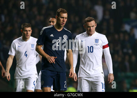 Wayne Rooney en Angleterre et Steven Whisttaker en Écosse (à gauche) pendant l'International friendly au Celtic Park, Glasgow.APPUYEZ SUR ASSOCIATION photo.Date de la photo: Mardi 18 novembre 2014.Voir PA Story FOOTBALL Scotland.Le crédit photo devrait se lire comme suit : Andrew Milligan/PA Wire. Banque D'Images