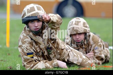 Le batteur Paul Lambert (à gauche) et le Drmr Mark Doyle mettent en pratique leurs techniques de déminage. Leur unité, le 2e Bataillon, Princess of Wales's Regiment, qui est basé à Clive Barracks, Shropshire, qui se déplacera à Bassora, en Irak, pour remplacer 40 Marines royales Commando en janvier. Banque D'Images