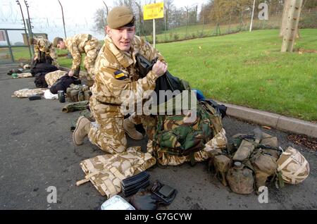 Cpl Kevin Turner du 2e Bataillon du Princess of Wales's Royal Regiment à Clive Barracks, Shropshire. Des centaines de soldats du régiment préparent leur déploiement final pour six mois en Irak. Plus de 500 soldats du bataillon remplaceront 40 Marines royales Commando au début de janvier dans le cadre de la rotation de routine des forces britanniques. Banque D'Images