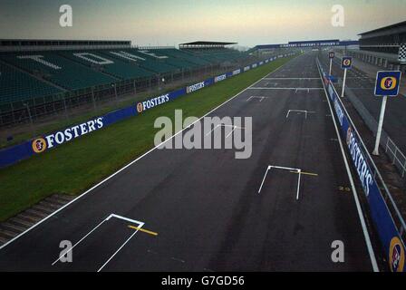 Vue générale de la grille de départ à Silverstone, Northamptonshire. Le Grand Prix britannique sera à Silverstone pour les cinq prochaines années après la signature d'un accord aujourd'hui entre la Formule 1 et les propriétaires du circuit. L'accord met fin à des mois d'incertitude et d'acrimonie entre le British Racing Drivers' Club (BRDC) et l'organisation de F1 de Bernie Ecclestone. Banque D'Images