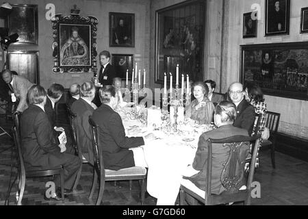 Le Premier ministre Margaret Thatcher organise un dîner-fête pour les chefs de délégation au Sommet économique de Londres, dans la salle Tudor du Musée national du portrait. Dans le sens des aiguilles d'une montre de Thatcher : le premier ministre italien Benito Craxi, le commissaire de la CEE Gaston Thorn, le président américain Ronald Reagan, le chancelier de l'Allemagne de l'Ouest Helmut Kohl, le président français François Mitterand, le premier ministre canadien Pierre Trudeau et le premier ministre japonais Yasuhiro Nakasone. Banque D'Images