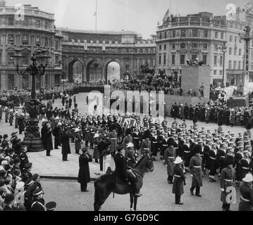 La cortège traverse Trafalgar Square en passant de Westminster Hall à la cathédrale Saint-Paul pendant les funérailles d'État de Sir Winston Churchill. En arrière-plan est Admiralty Arch. Banque D'Images