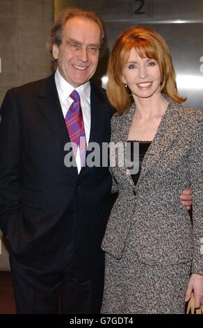 Gerald Scarfe et sa femme Jane Asher lors de la soirée Standard Theatre Awards 2004 au National Theatre dans le centre de Londres. Banque D'Images