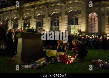 Des bougies sont allumées par le public et les familles des victimes lors d'un service commémoratif à la cathédrale Saint-Philippe, à Birmingham, pour les 21 personnes qui sont mortes lors des attentats à la bombe du pub de Birmingham en 1974. Banque D'Images