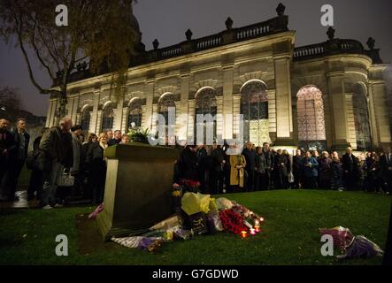 Des bougies sont allumées par le public et les familles des victimes lors d'un service commémoratif à la cathédrale Saint-Philippe, à Birmingham, pour les 21 personnes qui sont mortes lors des attentats à la bombe du pub de Birmingham en 1974. Banque D'Images