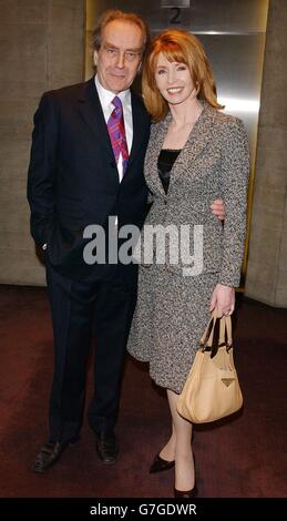 Gerald Scarfe et sa femme Jane Asher lors de la soirée Standard Theatre Awards 2004 au National Theatre dans le centre de Londres. Banque D'Images