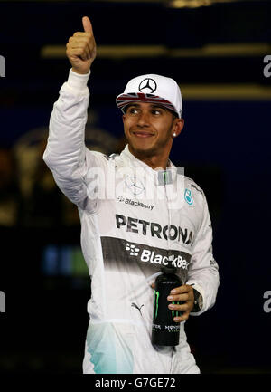 Mercedes Lewis Hamilton reconnaît la foule après être venue deuxième en se qualifiant pour le Grand Prix d'Abu Dhabi au circuit Yas Marina, à Abu Dhabi. Banque D'Images