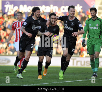 Danny ings (au centre) de Burnley célèbre avec ses coéquipiers George Boyd (à gauche) et Ashley Barnes après avoir terminé le deuxième but du match pour son côté. Banque D'Images