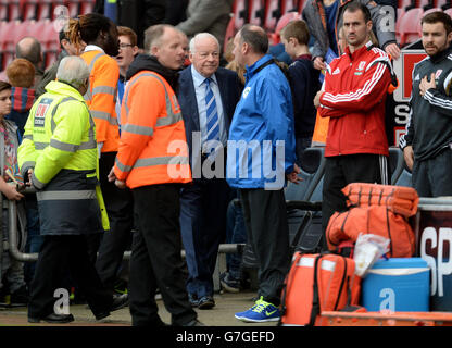 Dave Whelan, propriétaire de Wigan Athletic (au centre), se trouve près de l'entrée du tunnel des joueurs, devant le match du championnat Sky Bet au stade DW, Wigan. Banque D'Images