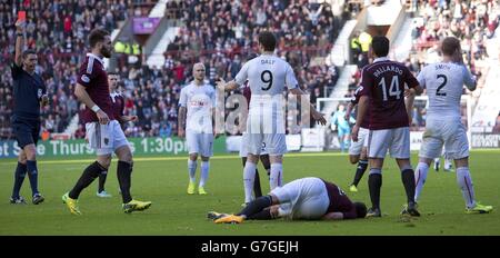 Soccer - Championnat SPFL - coeur de Midlothian v Rangers - Tynecastle.Stevie Smith (à droite), défenseur des Rangers, est envoyé lors du match de championnat écossais à Tynecastle, Édimbourg. Banque D'Images