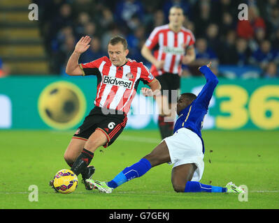 Jeffrey Schlupp (à droite) de Leicester City et Lee Cattermole de Sunderland se battent pour le ballon lors du match de la Barclays Premier League au King Power Stadium de Leicester. Banque D'Images