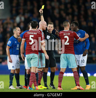 Les tempes se mettent en colère entre les deux camps après que Kevin Mirallas ait fouillé Morgan Amalfitano de West Ham United lors du match de la Barclays Premier League à Goodison Park, à Liverpool. Banque D'Images