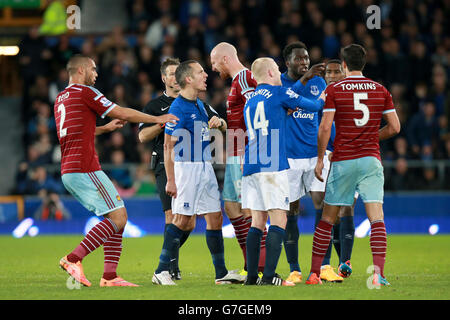 Les tempes se mettent en colère entre les deux camps après que Kevin Mirallas ait fouillé Morgan Amalfitano de West Ham United lors du match de la Barclays Premier League à Goodison Park, à Liverpool. Banque D'Images