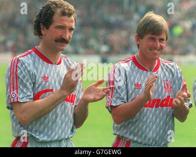 Football anglais.L-R Graeme Souness et Kenny Dalglish dans la gamme Liverpool pour le témoignage de Ray Kennedy Banque D'Images