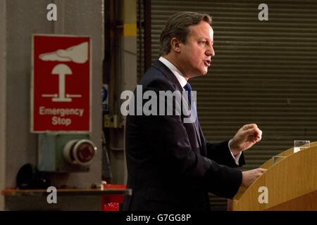 Le Premier ministre David Cameron prononce un discours sur l'immigration aux ouvriers d'usine et aux membres des médias au siège mondial de JCB à Rocester, dans le Staffordshire. Banque D'Images