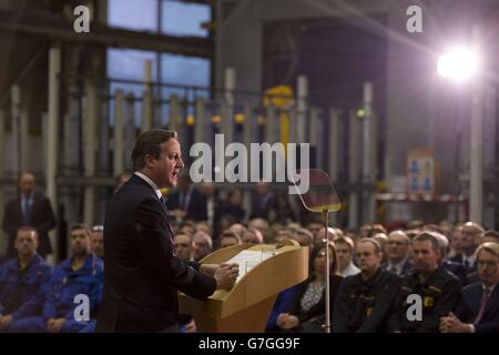 Le Premier ministre David Cameron prononce un discours sur l'immigration aux ouvriers d'usine et aux membres des médias au siège mondial de JCB à Rocester, dans le Staffordshire. Banque D'Images