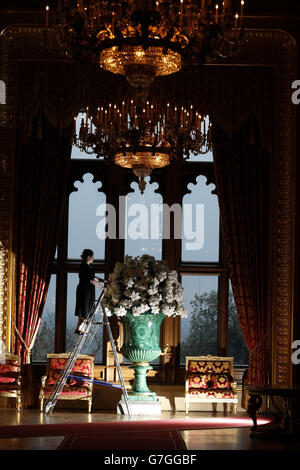 Sally Goodsir, conservatrice de la Royal Collection Trust, applique la touche finale à l'exposition de Noël aux appartements de l'État du château de Windsor dans le Berkshire. Banque D'Images