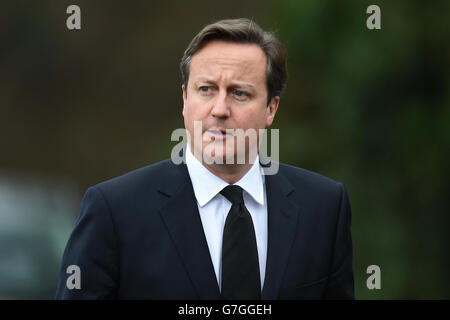 Le Premier ministre David Cameron arrive pour les funérailles de son oncle Sir William Dugdale à l'église notre-Dame de Merevale, dans le Warwickshire. Banque D'Images