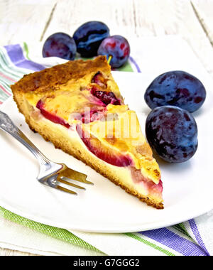 Prune tarte à la crème dans la plaque à bord Banque D'Images