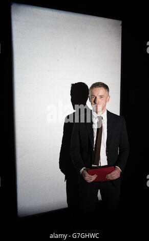 Duncan Campbell, artiste d'origine irlandaise, devant son film Stills de Sigmar 2008, a remporté le prix Turner cette année pour sa série de films qu'il a appelée pour d'autres, à Tate Britain, dans le centre de Londres. Banque D'Images