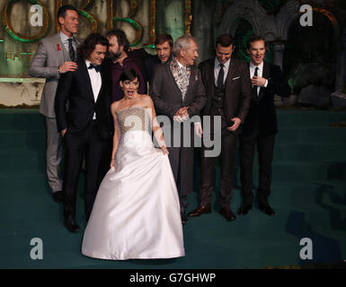 Les acteurs, (de gauche à droite) Luke Evans, Orlando Bloom, directeur Peter Jackson, Evangeline Lilly, Martin Freeman,Ian McKellen, Richard Armitage et Benoît Cumberbatch sur le tapis vert pour la première du Hobbit: Battle of the Five Armies, à l'Odeon Leicester Square, dans le centre de Londres. Banque D'Images