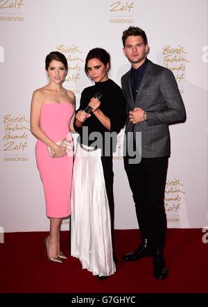 Victoria Beckham avec le prix de la marque de l'année aux côtés de Jeremy Irvine et Anna Kendrick lors des British Fashion Awards 2014, au London Coliseum, St Martin's Lane, Londres. Banque D'Images