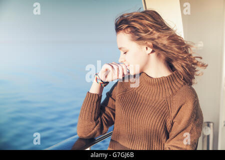 Belle happy blonde adolescente se tient sur le pont à pied de bateau de croisière, Close up portrait en extérieur Banque D'Images