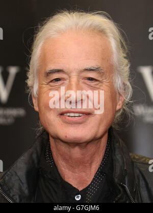 Jimmy page à la signature de son nouveau livre Jimmy page à la librairie Waterstones à Piccadilly, à Londres. Banque D'Images