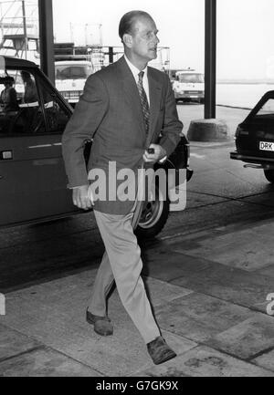 Le duc d'Édimbourg à l'aéroport de Heathrow lorsqu'il est parti pour une visite de cinq jours à Los Angeles organisée par le Comité des Jeux Olympiques d'Equestrian 1984 et le Fonds mondial pour la nature. Le Prince Philip, qui est président de la Fédération équestre internationale, visitera le site de Los Angeles pour les Jeux Olympiques de 1984. *numérisation basse résolution à partir de l'impression, haute résolution disponible sur demande* Banque D'Images