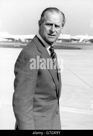 Le Prince Philip à l'aéroport de Heathrow lorsqu'il est parti pour rejoindre la Reine au Canada. *numérisation basse résolution à partir de l'impression, haute résolution disponible sur demande* Banque D'Images