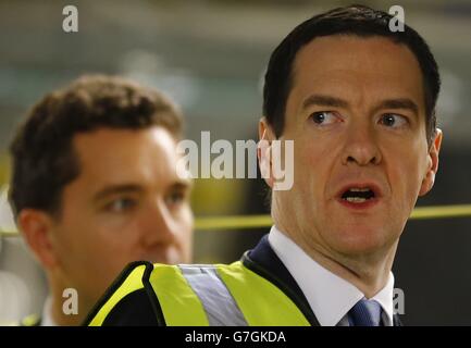 Le chancelier de l'Échiquier George Osborne (à droite) regarde une voiture sur la chaîne de production de Bentley Motors à Crewe, où le constructeur automobile vient d'annoncer 300 nouveaux emplois, M. Osborne a critiqué les libéraux-démocrates pour avoir apparemment essayé de se distancer de cette déclaration. Banque D'Images