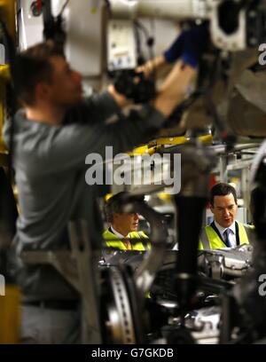 Le chancelier de l'Échiquier George Osborne (à droite) regarde une voiture sur la chaîne de production de Bentley Motors à Crewe, où le constructeur automobile vient d'annoncer 300 nouveaux emplois, M. Osborne a critiqué les libéraux-démocrates pour avoir apparemment essayé de se distancer de cette déclaration. Banque D'Images