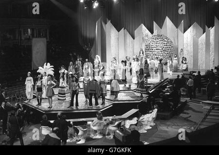 Les participants au concours Miss monde portent des tenues qui reflètent leur pays lors des répétitions du concours de demain soir au Royal Albert Hall. Banque D'Images